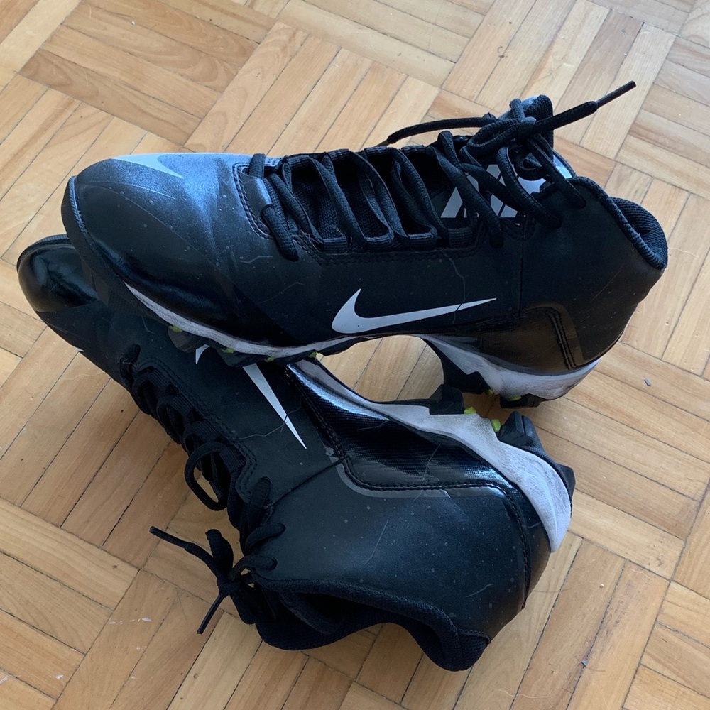 Nike Men's Alpha Menace Shark Mid Football Cleats